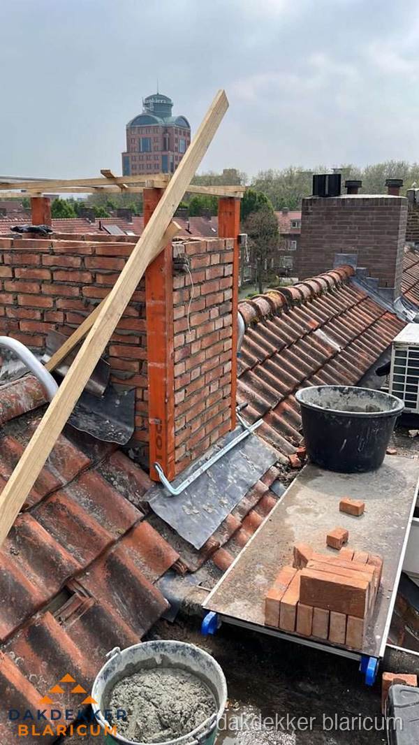 Schoorsteen renovatie met metselwerk op schuin dak in Blaricum