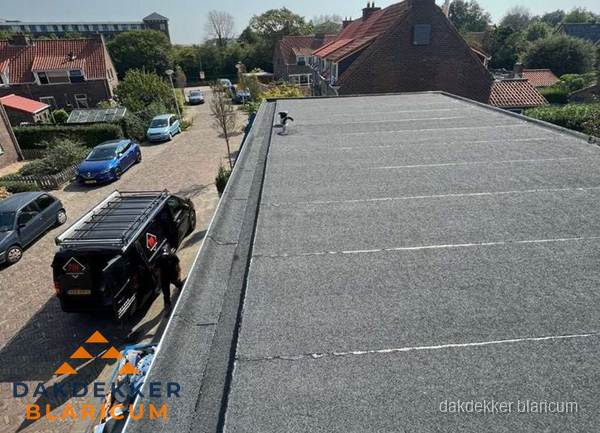 Nieuw bitumen plat dak met uitzicht over woonwijk in Blaricum