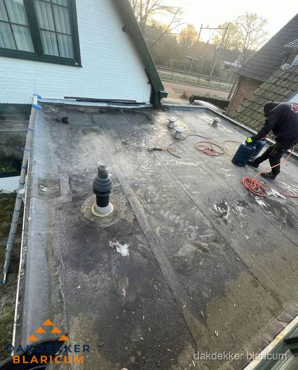 Dakdekker verhelpt daklekkage op plat dak in Blaricum Dakdekker verhelpt daklekkage op plat dak in Blaricum