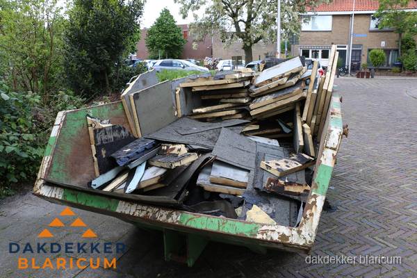 Puincontainer met oud dakmateriaal na dakrenovatie in Blaricum
