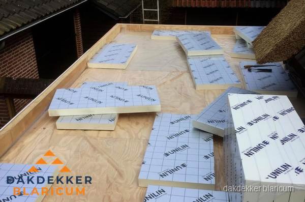 PIR isolatieplaten leggen op plat dak in Blaricum