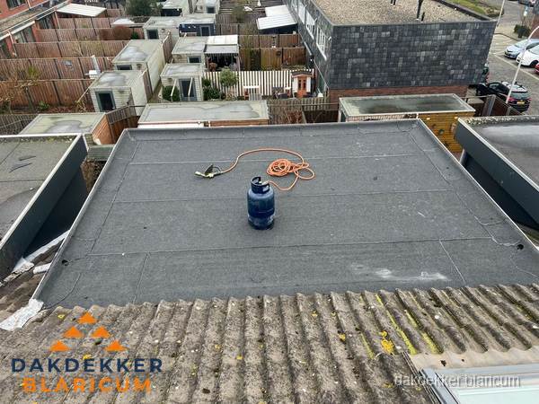 Plat dak met bitumen dakbedekking en brander in Blaricum