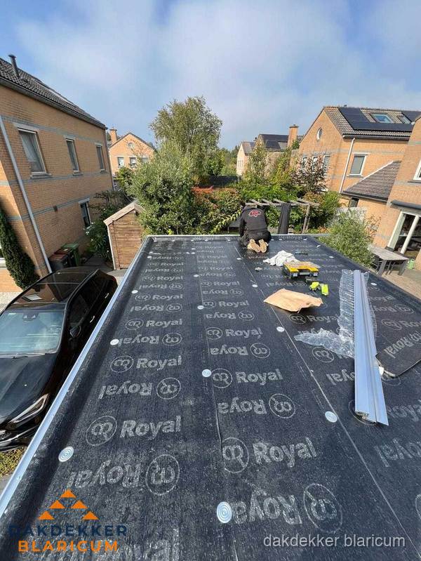 Nieuwe Royal bitumen dakbedekking op plat dak van aanbouw in Blaricum