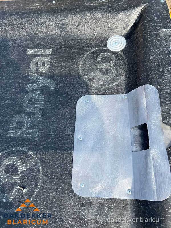 Dakgoot aansluiting op bitumen dak in Blaricum