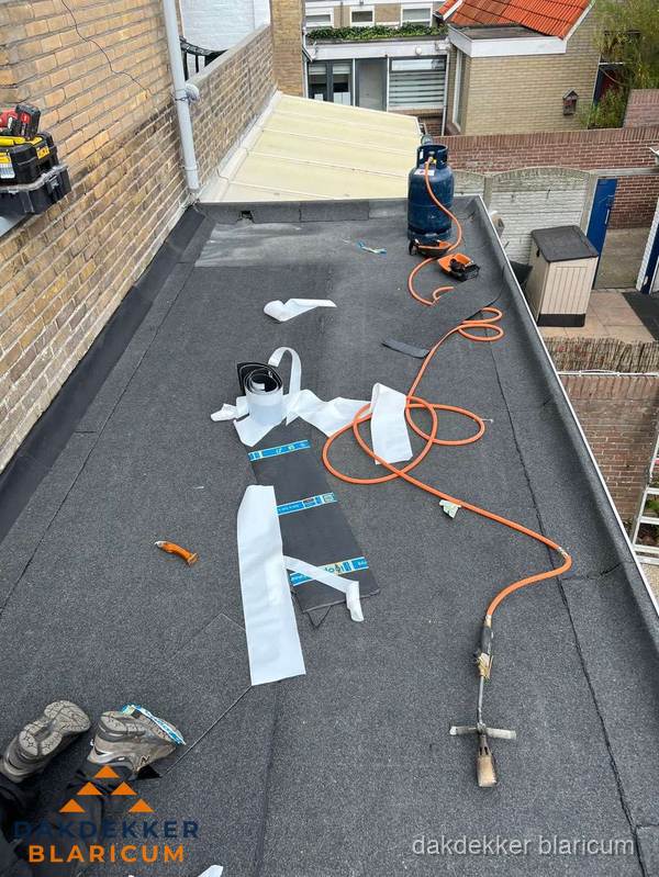 Dakdekkers bezig met bitumen dakbedekking in Blaricum