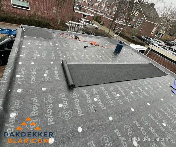 Dakrenovatie plat dak met bitumen dakbedekking in Blaricum