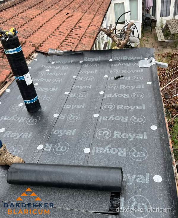 Bitumen dakbedekking leggen op plat dak aanbouw in Blaricum