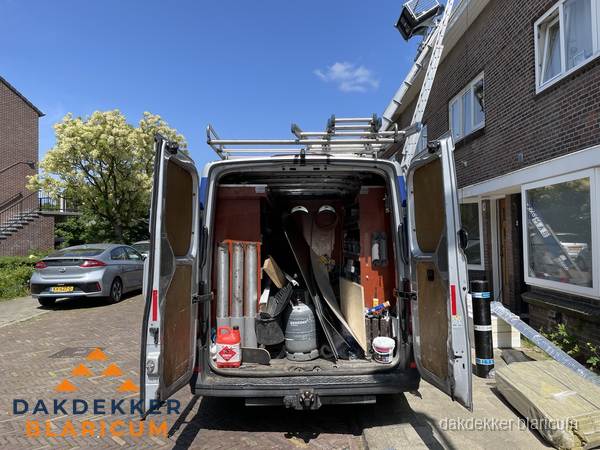 Spoed dakdekker bus met gereedschap en ladder bij woning in Blaricum
