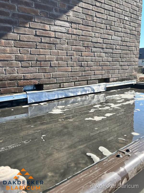 Stilstaand water op plat dak door slechte afwatering in Blaricum