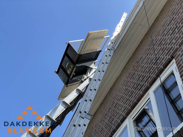 Dakgoot vervangen met dakdekkerslift in Blaricum