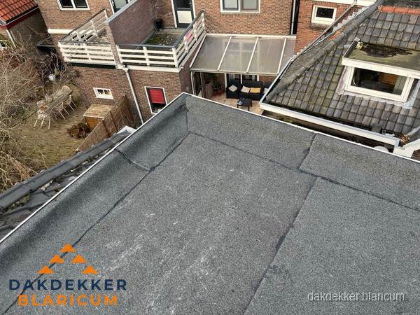 Overzicht plat dak met dakgoot in woonwijk Blaricum