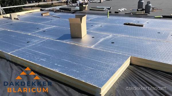 PIR isolatieplaten worden gelegd op plat dak voor dakisolatie in Blaricum