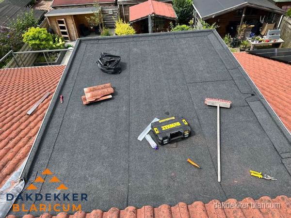 Gereedschap op nieuw plat dak na renovatie in Blaricum Gereedschap op nieuw plat dak na renovatie in Blaricum