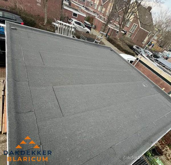 Nieuwe bitumen dakbedekking op plat dak van garage in Blaricum