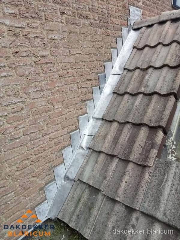 Loodslabben langs dakaansluiting bij bakstenen muur in Blaricum Loodslabben langs dakaansluiting bij bakstenen muur in Blaricum