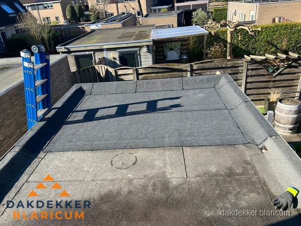 Dakdekker bij bitumen plat dak renovatie in Blaricum
