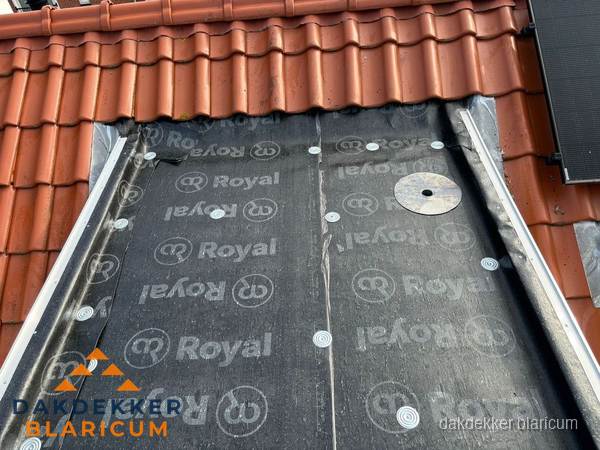 Nieuw dak met dakpannen en Royal onderlaag bij woning in Blaricum