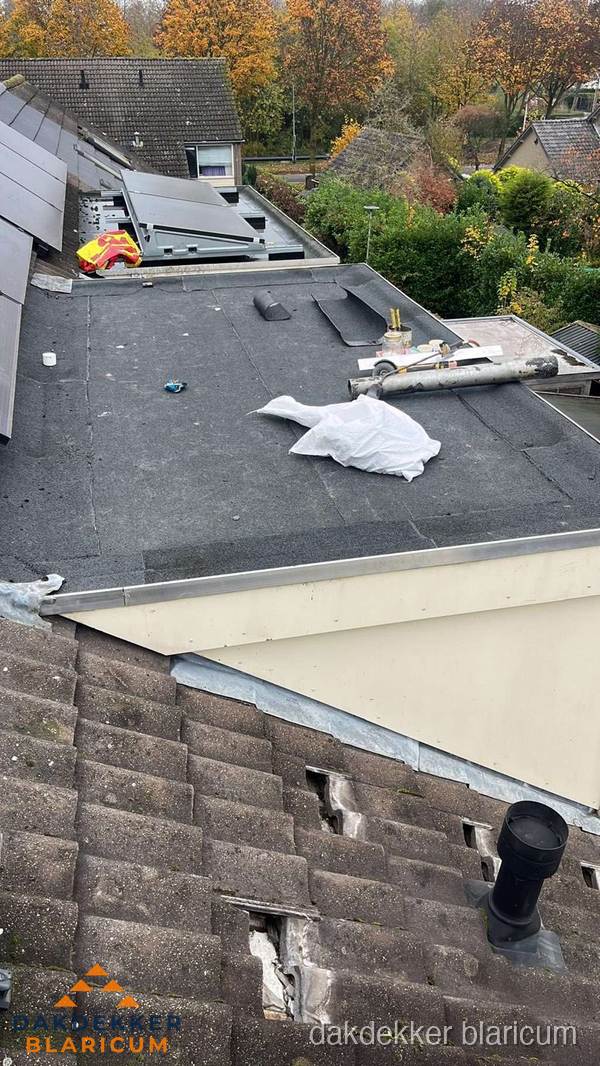 Beschadigde dakbedekking op plat dak voor reparatie in Blaricum