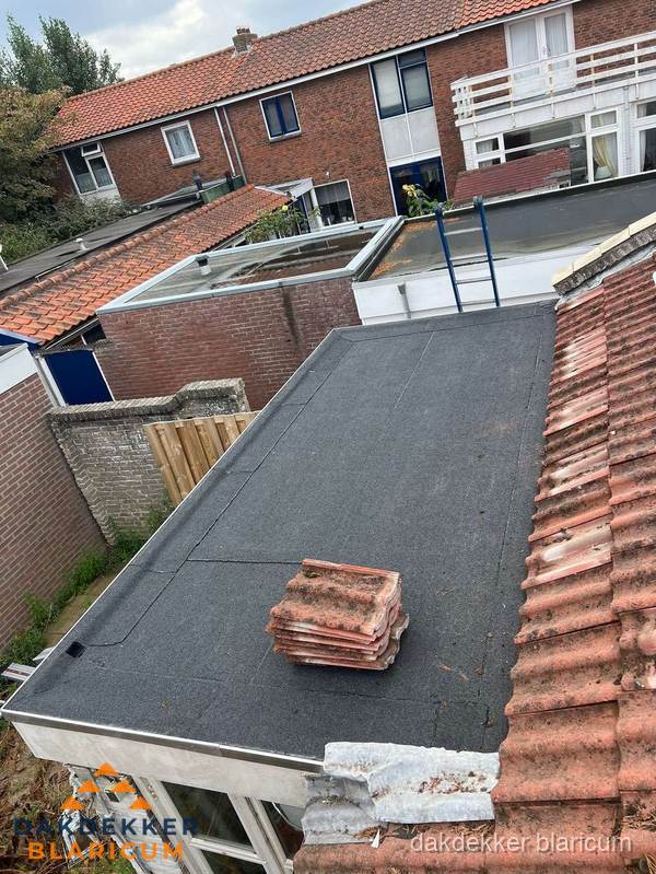 Aanbouw plat dak met reservepannen voor dakpannen vervangen in Blaricum