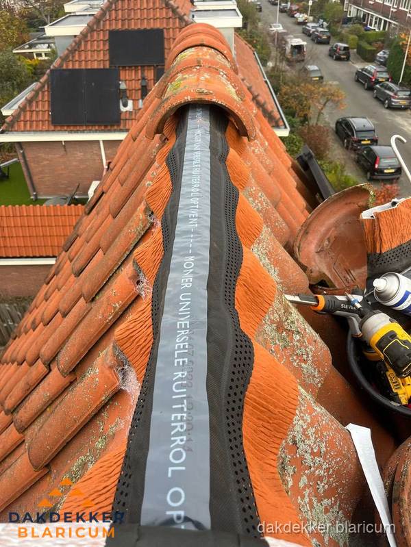 Dakdekker vervangt nokvorst met ruiterrol op pannendak in Blaricum