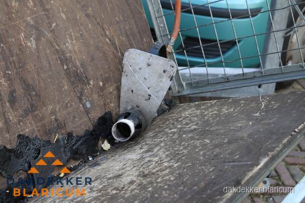 Dakdekkers gasbrander voor bitumen werkzaamheden in Blaricum