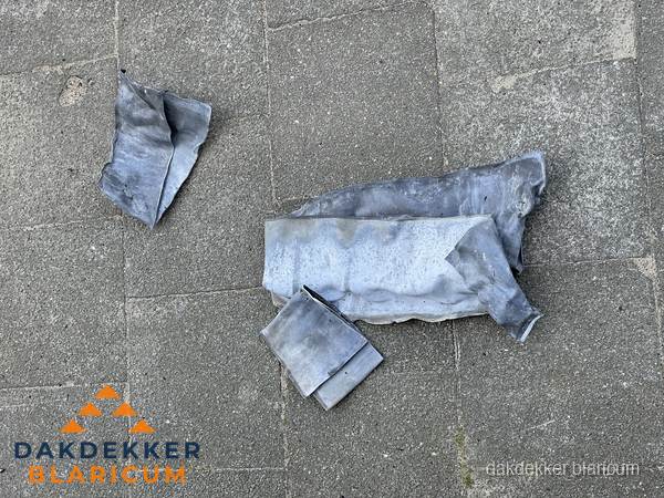Oude verwijderde loodslabben na vervanging in Blaricum