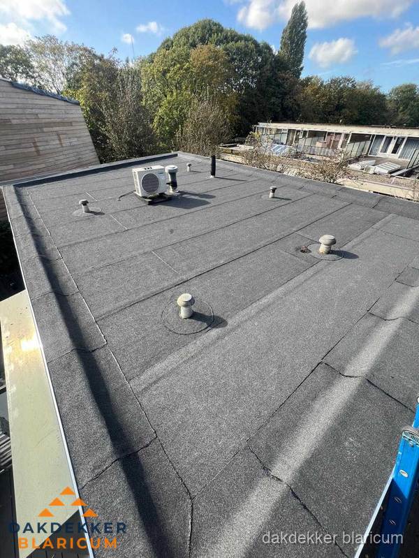 Kosten dakdekker: afgewerkt plat bedrijfsdak met bitumen in Blaricum