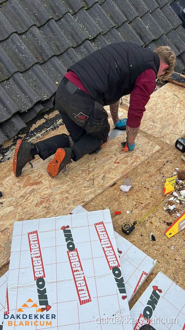 Dakdekker plaatst PIR-isolatieplaten op plat dak in Blaricum