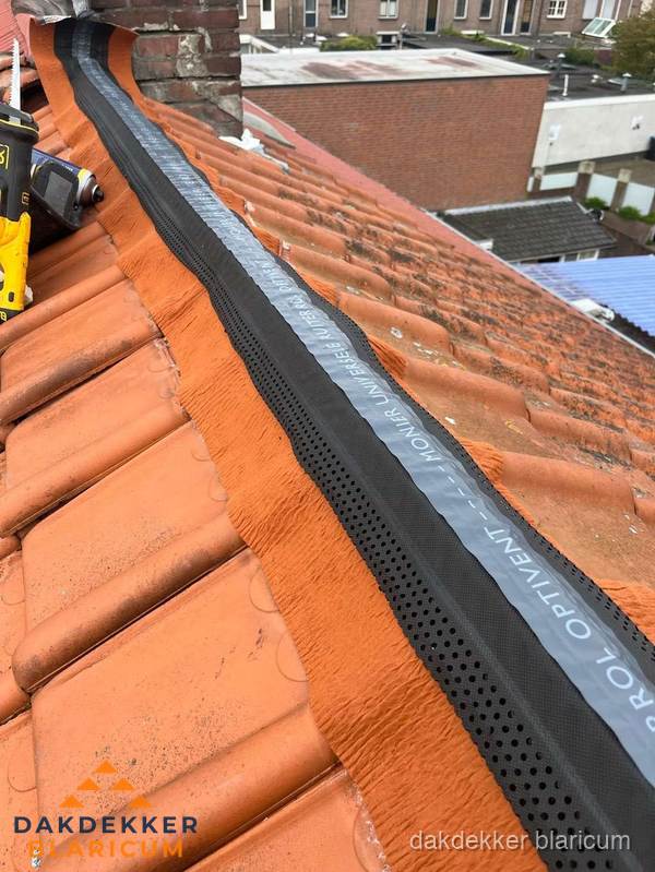 Nokventilatie installeren op hellend pannendak in Blaricum Nokventilatie installeren op hellend pannendak in Blaricum