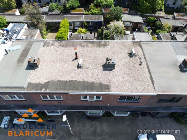 Plat dak met grindballast en dakdoorvoeren in Blaricum