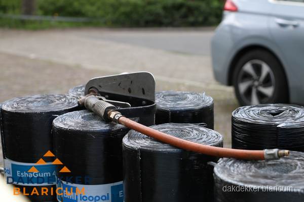 Rollen bitumen dakbedekking EshaGum klaar voor installatie in Blaricum