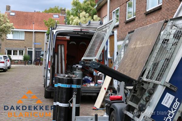 Dakdekkersbusje met materiaal en ladderlift voor dakpannen vervangen in Blaricum