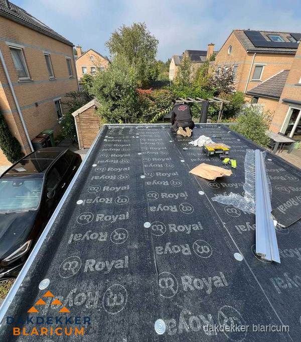 Dakdekker aan het werk op plat dak renovatie in Blaricum