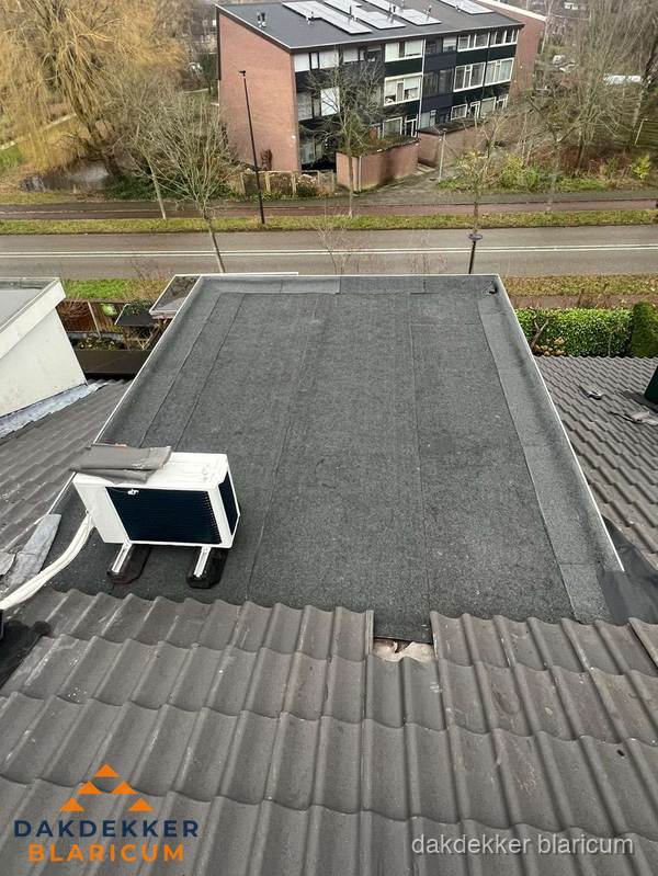 Plat dak inspectie met bitumen bedekking naast schuin pannendak in Blaricum Plat dak inspectie met bitumen bedekking naast schuin pannendak in Blaricum