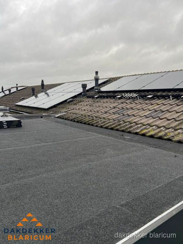 Bitumen dakbedekking op plat dak met aansluitend pannendak en zonnepanelen in Blaricum