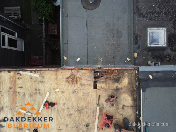 Dakschade en renovatie plat dak vanuit de lucht in Blaricum Dakschade en renovatie plat dak vanuit de lucht in Blaricum