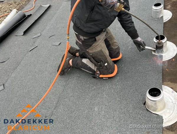 Dakdekker repareert bitumen dakleer bij dakdoorvoer in Blaricum