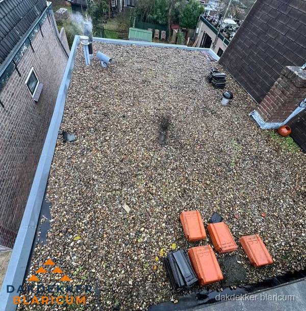 Plat dak met grindballast en dakdoorvoeren in Blaricum