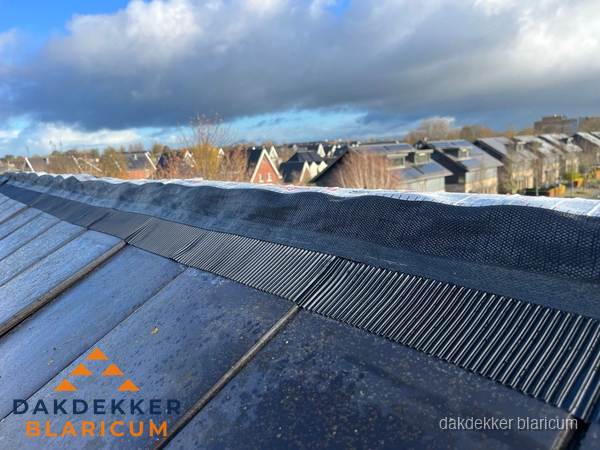 Dakisolatie bij de nok met ventilatieprofiel op schuin dak in Blaricum