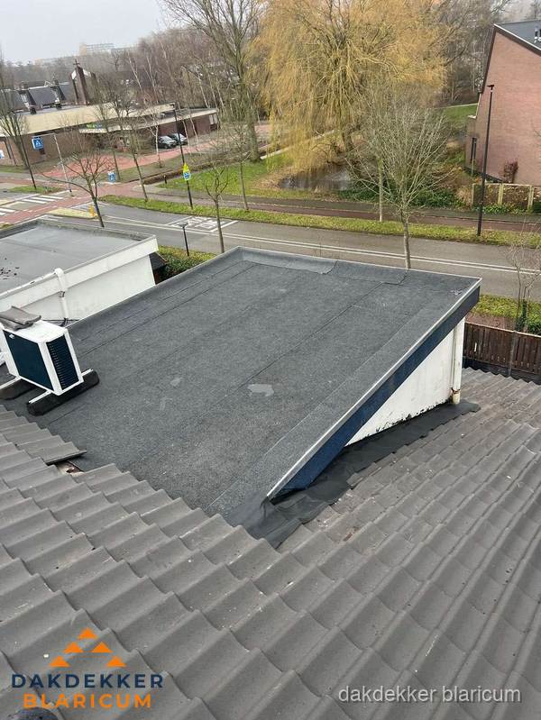 Plat dak met bitumen isolatie en dakbedekking in Blaricum