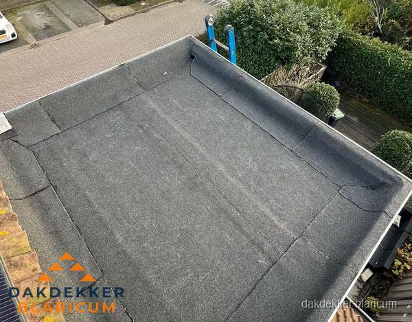 Gerenoveerd plat dak met nieuwe bitumen dakbedekking in Blaricum