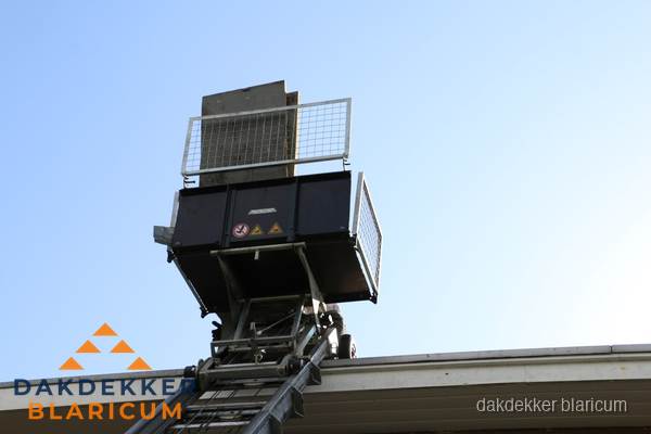 Dakdekkerslift voor materiaal transport bij dakwerkzaamheden in Blaricum Dakdekkerslift voor materiaal transport bij dakwerkzaamheden in Blaricum