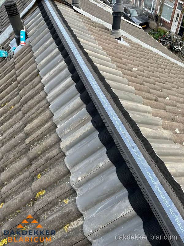 Nokvorst met Monier ventilatie op schuin pannendak in Blaricum