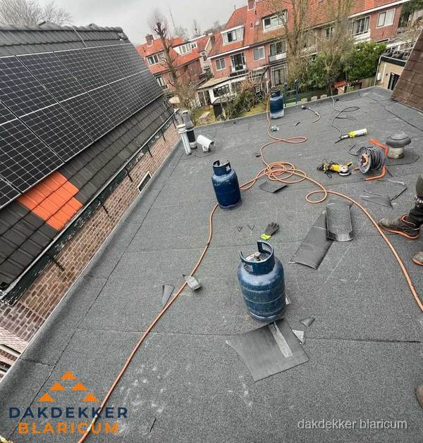 Daklekkage repareren met brandgereedschap op plat dak in Blaricum Daklekkage repareren met brandgereedschap op plat dak in Blaricum
