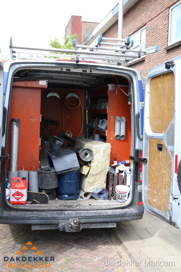 Bedrijfsbus van dakdekker met gereedschap en materialen in Blaricum Bedrijfsbus van dakdekker met gereedschap en materialen in Blaricum