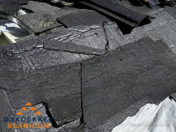 Verwijderd oud bitumen dakleer klaar voor vervanging in Blaricum