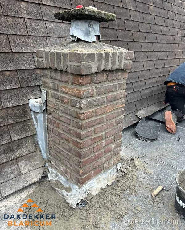 Schoorsteen reparatie met lood en voegwerk op leien dak in Blaricum Schoorsteen reparatie met lood en voegwerk op leien dak in Blaricum