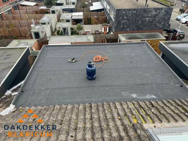Dakrenovatie afgerond met nieuwe bitumen dakbedekking in Blaricum Dakrenovatie afgerond met nieuwe bitumen dakbedekking in Blaricum