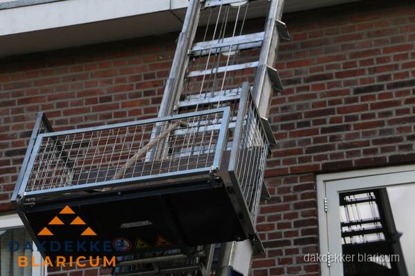 Ladderlift met dakpannen voor dakpan reparatie in Blaricum