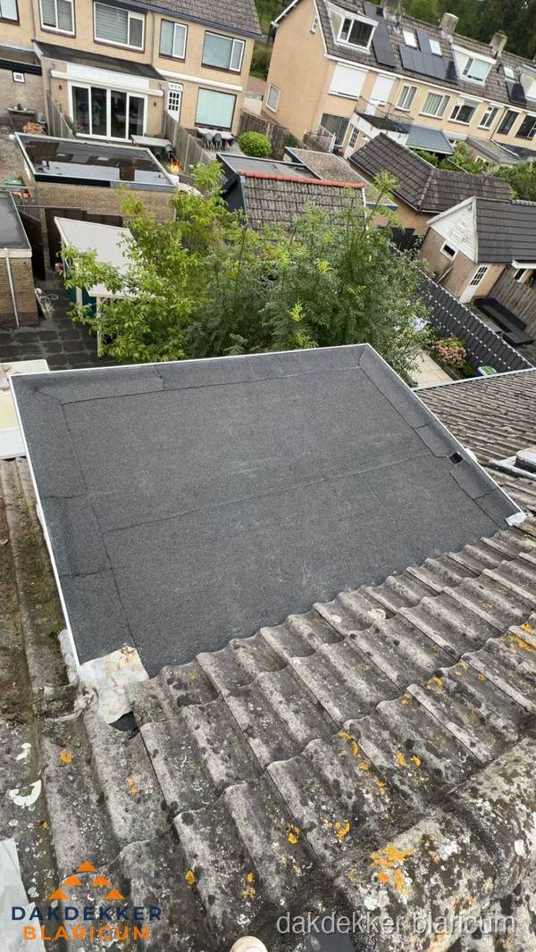 Plat dak aanbouw met bitumen dakbedekking in woonwijk Blaricum Plat dak aanbouw met bitumen dakbedekking in woonwijk Blaricum